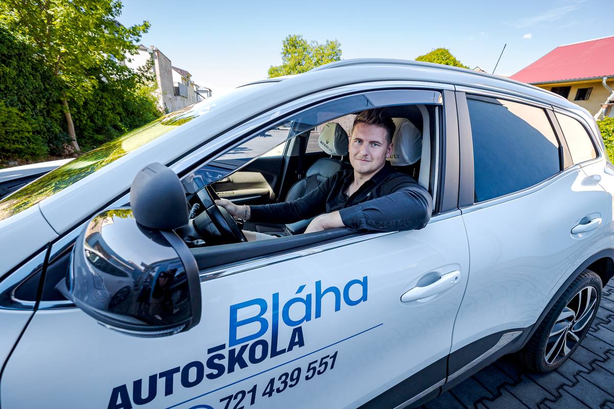 Instruktor Autoškoly Bláha ve výcvikovém voze